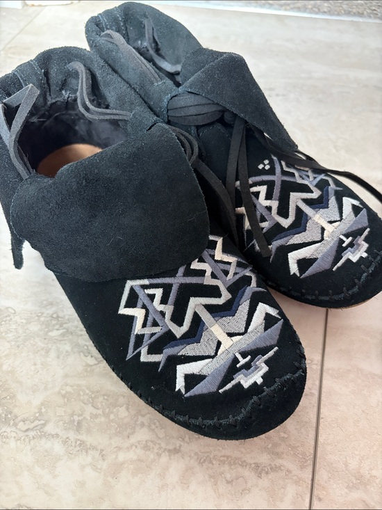 Toms Shoes - Toms Black Leather Zahara Moccasin Booties White Grey Aztec Embroidery